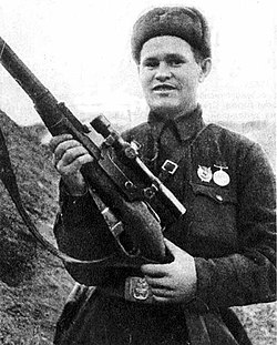 וסילי זייצב עם רובה הצלפים שלו,  1942
