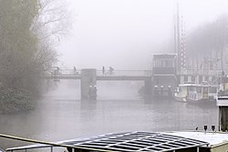 De Oosterbrug gezien vanaf de Herebrug op een mistige morgen