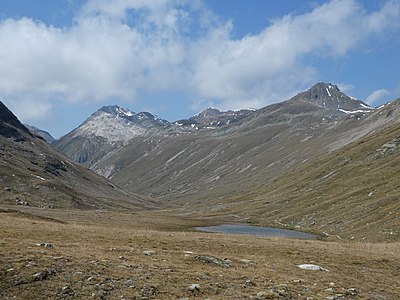 Westseite des Passes, Blick durchs Val da Fain zu Piz Tschüffer, Piz Pischa, Piz Sagliaint, Piz Languard, Piz Prüna und Piz Chatscheders