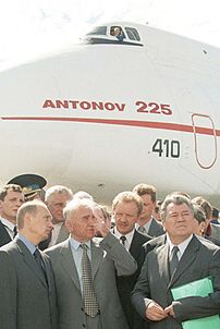 Посетители выставки «МАКС» у Ан-225, 2001 год