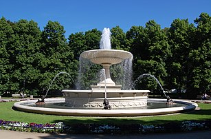 Fontaine du jardin saxon de Varsovie (Pologne). (définition réelle 2 998 × 1 973)