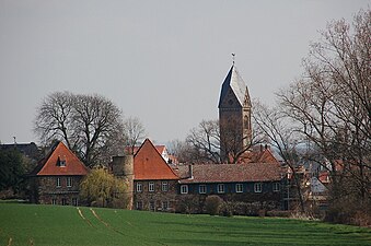 Schloss mit Kirche Maria Himmelfahrt (Bj. 1875)