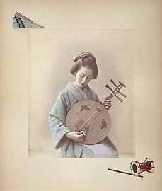 Mujer japonesa tocando el gekkin. Foto de Adolfo Farsari, 1886