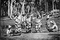 Таитяне исполняют национальный танец