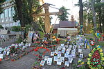 Крест и лампады в память о погибших