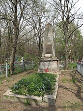 Табличка гласит: «Здесь погребены рабочие г. Таганрога зверски замученные белогвардейцами и немецкими оккупантами в мае-июне 1918 года».