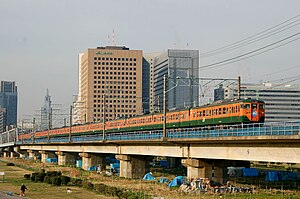 六郷川橋梁を渡る113系電車。（2006年撮影）