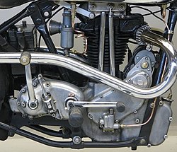 Het Twin Port-motorblok van de voorganger uit de BSA Q-serie met de zichtbare stoterstangen, de magdyno aan de voorkant en ook aan de voorkant het oliecompartiment in het carter.