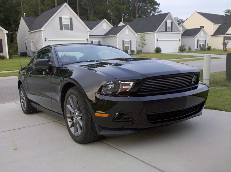 800px-2011_Ford_Mustang_v6_Coupe.jpg