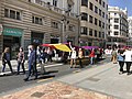 Manifestants a València portant la bandera tricolor el Primer de Maig de 2022