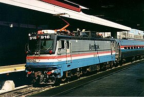 フェーズ3塗装時代のAEM-7 (ワシントンD.C. ユニオン駅、1997年)