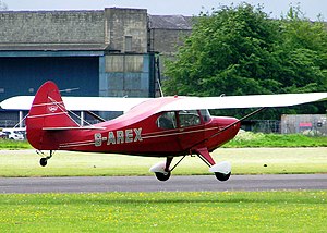 Самолёт Aeronca 15 Sedan 1948 года постройки садится в аэропорту Халлавингтон, Англия