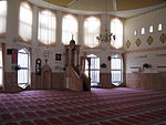 הקיר הדרומי של אולם המסגד ובו עשרה חלונות, המחרב והמנבר