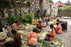Baliečių moterys ruošiasi šventei