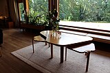 Ensemble de tables basses du séjour, l'évolutivité de ce mobilier permet au séjour de servir de lieu de réception.