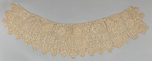 Zeitgenössische Kleidungsstücke: Glacéhandschuhe, 1615–1625, Victoria and Albert Museum, London und Spitzenkragen, England oder Niederlande, ca. 1635, 90,2 × 26,7 cm, Metropolitan Museum of Art, New York City