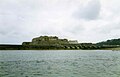 Castle Cornet von Norden aus. Links (Osten) reicht der Pier noch etwas ins Meer hinaus. Rechts ist die Hauptinsel Guernsey zu sehen.