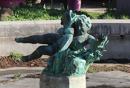 Enfant et dauphin, (première sculpture)