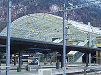 Busstation boven het station