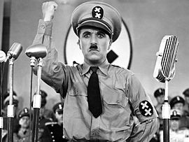 Chaplin usou a semelhança física de seu personagem numa paródia a Hitler.