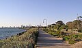 Der Strand von Elwood und Melbournes Skyline