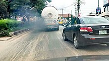 Pildil on kujutatud veoautot, millel tuleb väljalasketorust musta värvi heitgaasi. See on näide mittetäielikust põlemisest.