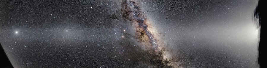 الضوء البروجي فوق مرصد لاسيلا ESO ، تم التقاطه بواسطة بيتر هوراليك في أبريل 2016