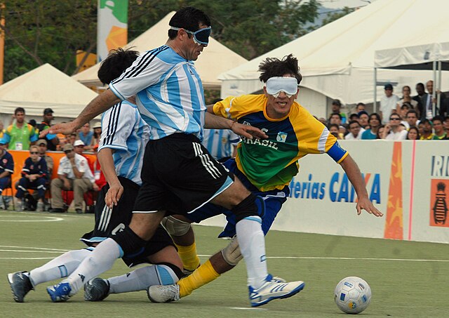 Dos jugadors argentins i un del Brasil corrent darrere de la pilota o caure