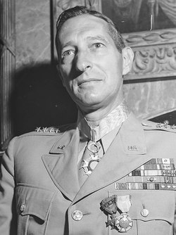 Кларк през 1943 г.
