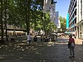 Gerhart-Hauptmann-Platz, Blick von der Mönckebergstraße, im Hintergrund ist ein Stück der Binnenalster zu erkennen