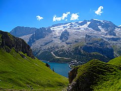 Le lac de Fedaia au pied du glacier.