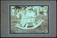 Dítě na dřevěném koni, 1912