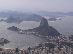 Baia di Guanabara, con Rio de Janeiro in primo piano, e Niterói attraverso la baia