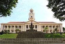 Description de l'image Hwa Chong Institution Clock Tower Front View.JPG.