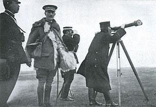 גנרל יאן המילטון מפקד המערכה בגליפולי במלמחת העולם I (מביט קדימה) עם הגנרל היפני קורוקי טממוטו.