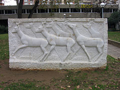 Relieve: Venaos, del conxuntu d'animales de los Xardinos de Jaume Vicens i Vives (1967), de Frederic Marès, avenida Diagonal.