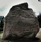 Foto eines Steins, der mit Runen versehen ist