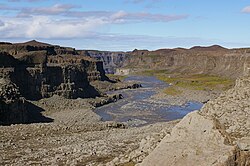 זרימתו של יוקולסאו אאו פיולום במכתש שלמרגלות מפל הפרגילספוס (Hafragilsfoss)