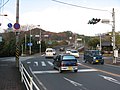 山王神社前交差点。中央の陸橋が終点方面で手前が起点方面。