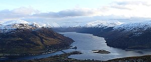 Loch Duich von Nordwesten gesehen, mit dem Eilean Donan Castle (kleine Insel im mittleren Vordergrund), Loch Long (Vordergrund links) und dem Loch Alsh (Vordergrund rechts)