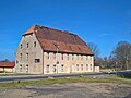 Herrenhaus (Nr. 79), Scheune (Nr. 77) und Wirtschaftsgebäude (Nr. 76), dazu die erhaltenen Abschnitte der ehemaligen Park-Umfassungsmauern des Ritterguts Kodersdorf