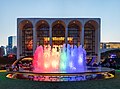 19. A Lincoln Center a 2021-es Pride-hónap alkalmából szivárványszínűre megvilágított szökőkútjával (Manhattan, New York, Amerikai Egyesült Államok) (javítás)/(csere)