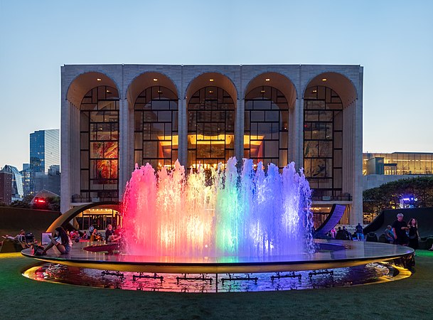 在2021年骄傲月期间，位于美国纽约市曼哈顿的林肯表演艺术中心点亮了其标志性的彩虹喷泉。