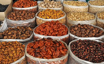 Diverses variétés d'abricots secs et d'autres fruits séchés dans le Marché de Chorsu, en Ouzbékistan.