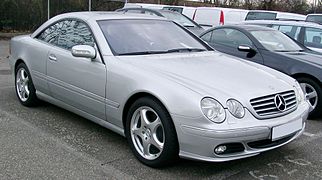 Photo d'une coupé Mercedes-Benz C215 vue de trois-quarts avant.