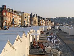 La plage accueille plus de 300 cabines de plage chaque été.