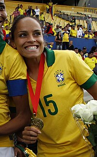 Monica med guldmedalj från Copa América Femenina 2014.