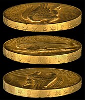 Vue de la tranche de trois pièces de monnaie comportant des étoiles et l'inscription E Pluribus Unum. Un aigle est visible sur la face.