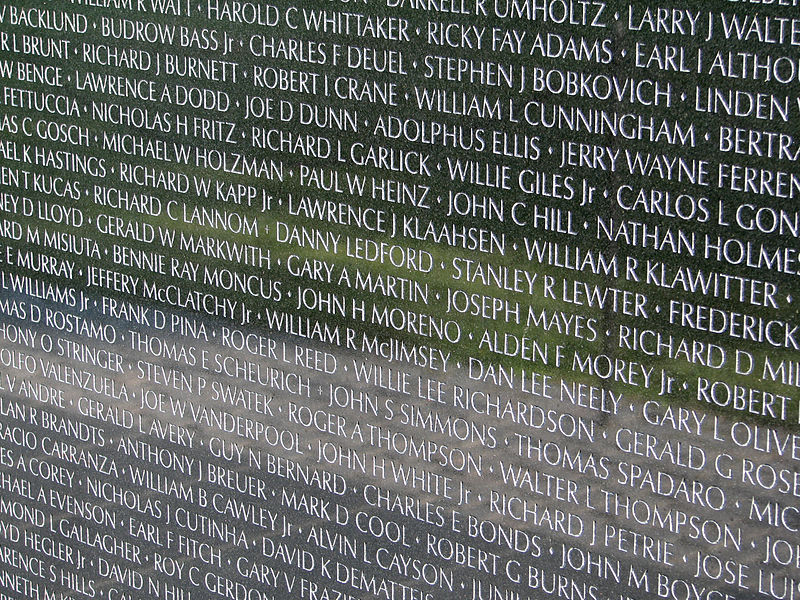 800px-Names_of_Vietnam_Veterans.jpg