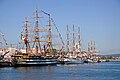 As naves Amerigo Vespucci (Italia), Dar Mlodziezy (Polonia) y Danmark (Dinamarca) atracadas no porto da Coruña (Galicia, España) durante una etapa da Tall Ships Races 2006.